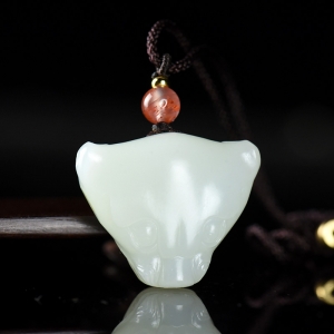 籽料和田白玉守护吊坠
