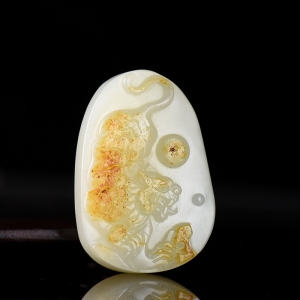 俏色和田白玉老虎吊坠