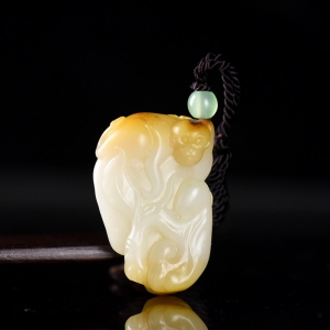 籽料和田白玉灵猴献瑞吊坠