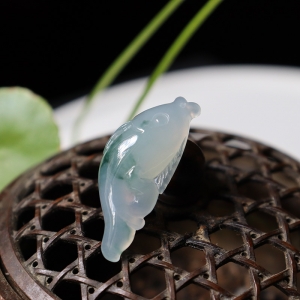 糯冰种飘花翡翠金鱼吊坠