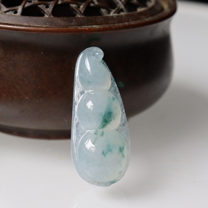 糯冰种飘花翡翠连中三元吊坠