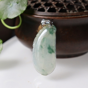 18k冰种飘花翡翠福瓜吊坠