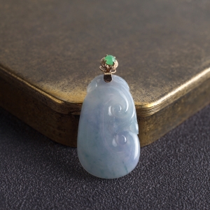 18K糯冰种春带彩翡翠如意吊坠