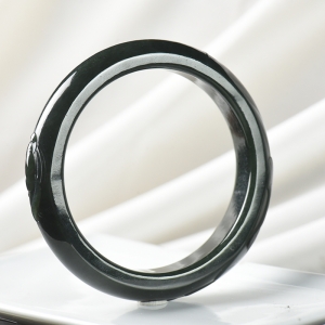 58.5mm山料和田青玉荷趣手镯