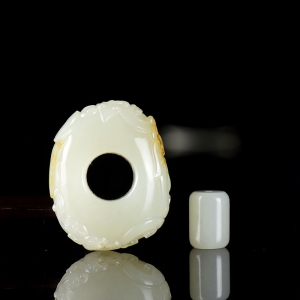 籽料和田白玉龙玉琮吊坠