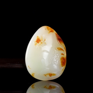 俏色和田玉蝶恋花吊坠