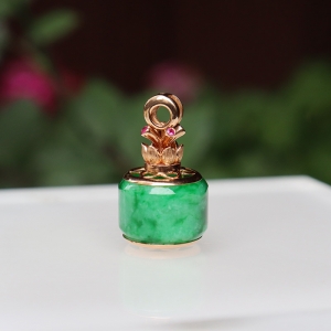 18k糯冰种翠绿翡翠路路通吊坠