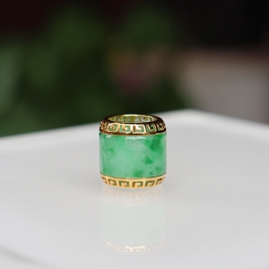 18k糯冰种翠绿翡翠路路通吊坠