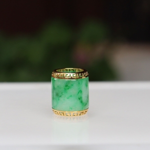 18k糯冰种翠绿翡翠路路通吊坠