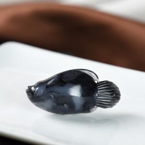 籽料和田玉青花年年有鱼吊坠