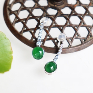 18k糯冰种翠绿翡翠耳钉