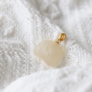 18k和田玉藕粉老虎吊坠