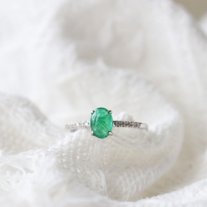 18k鲜绿祖母绿戒指