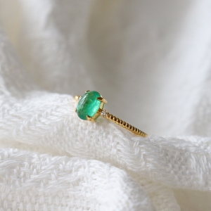 18k鲜绿祖母绿戒指