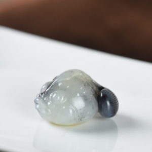 籽料和田玉青花年年有余吊坠