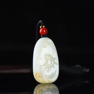 籽料和田白玉龙牌吊坠