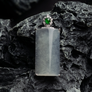 18k冰种翡翠无事牌吊坠