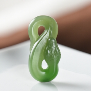 山料和田碧玉巳蛇吊坠