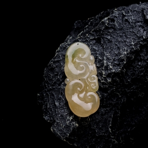 糯冰种黄翡翡翠飘花如意吊坠