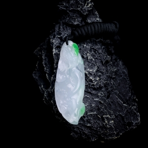 糯冰种飘翠翡翠龙腾四海吊坠