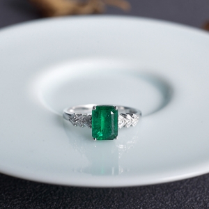 18K鲜绿祖母绿方形戒指