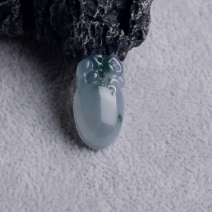 糯冰种飘花翡翠灵猴献瑞吊坠