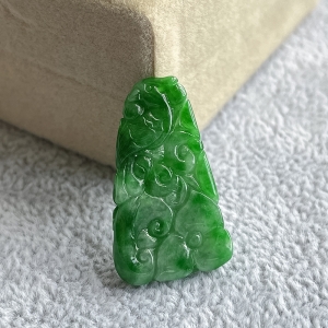 糯种翠绿翡翠如意吊坠