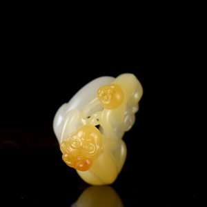 籽料和田白玉母子情深吊坠