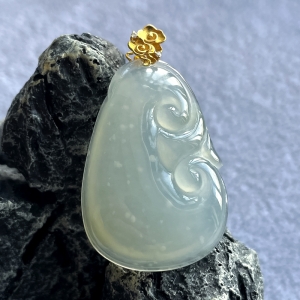 18k糯冰种翡翠如意吊坠