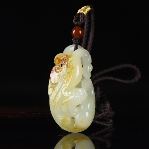 籽料和田白玉螭龙吊坠