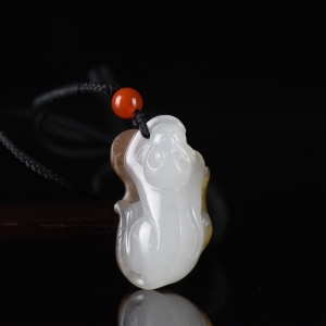 俏色籽料和田玉一夜封侯吊坠