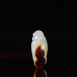 俏色籽料和田玉弥勒佛吊坠