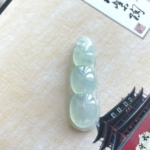 冰种浅绿翡翠连中三元吊坠