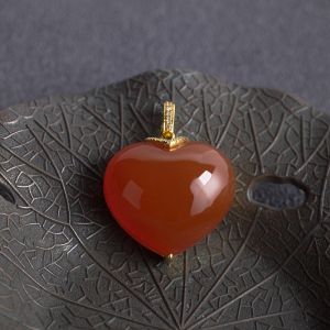18K冰红南红心形吊坠
