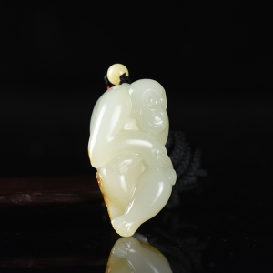 籽料和田白玉灵猴吊坠
