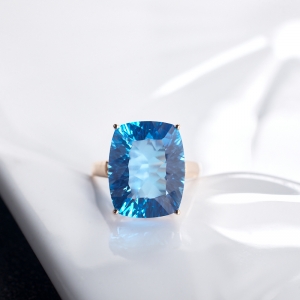 18K瑞士蓝托帕石方形戒指