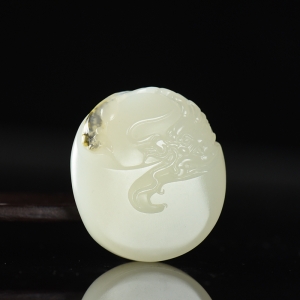 籽料和田白玉飞龙在天吊坠