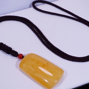 鸡油黄蜜蜡平安牌吊坠