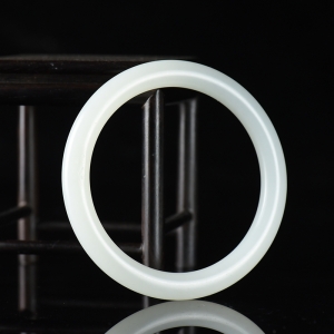 62mm籽料和田白玉圆镯