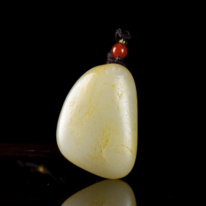 籽料和田玉灵猴原石吊坠