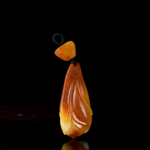 籽料和田玉黄沁玉兰花吊坠