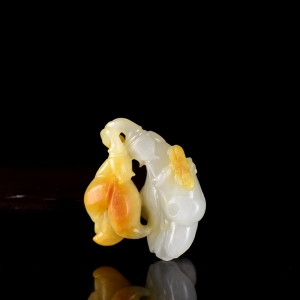 籽料和田玉玉兰花吊坠