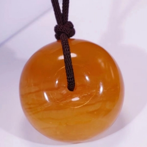 鸡油红蜜蜡平安扣吊坠