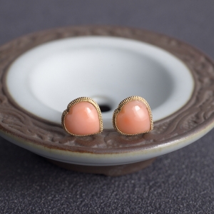 18KMOMO珊瑚心形耳钉