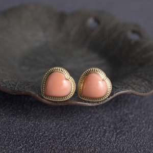 18KMOMO珊瑚心形耳钉