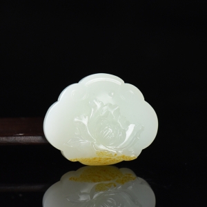 籽料和田白玉花开富贵平安锁吊坠