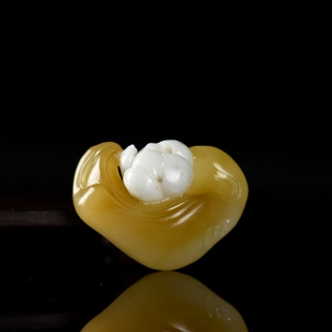 俏色山料和田糖玉莲心如意锁吊坠