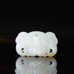 籽料和田白玉兽面吊坠