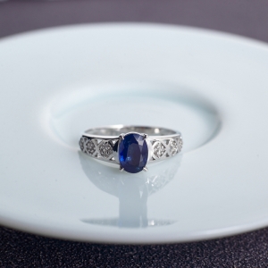 18K深蓝色蓝宝石戒指