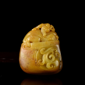籽料和田玉黄沁府上有龙吊坠